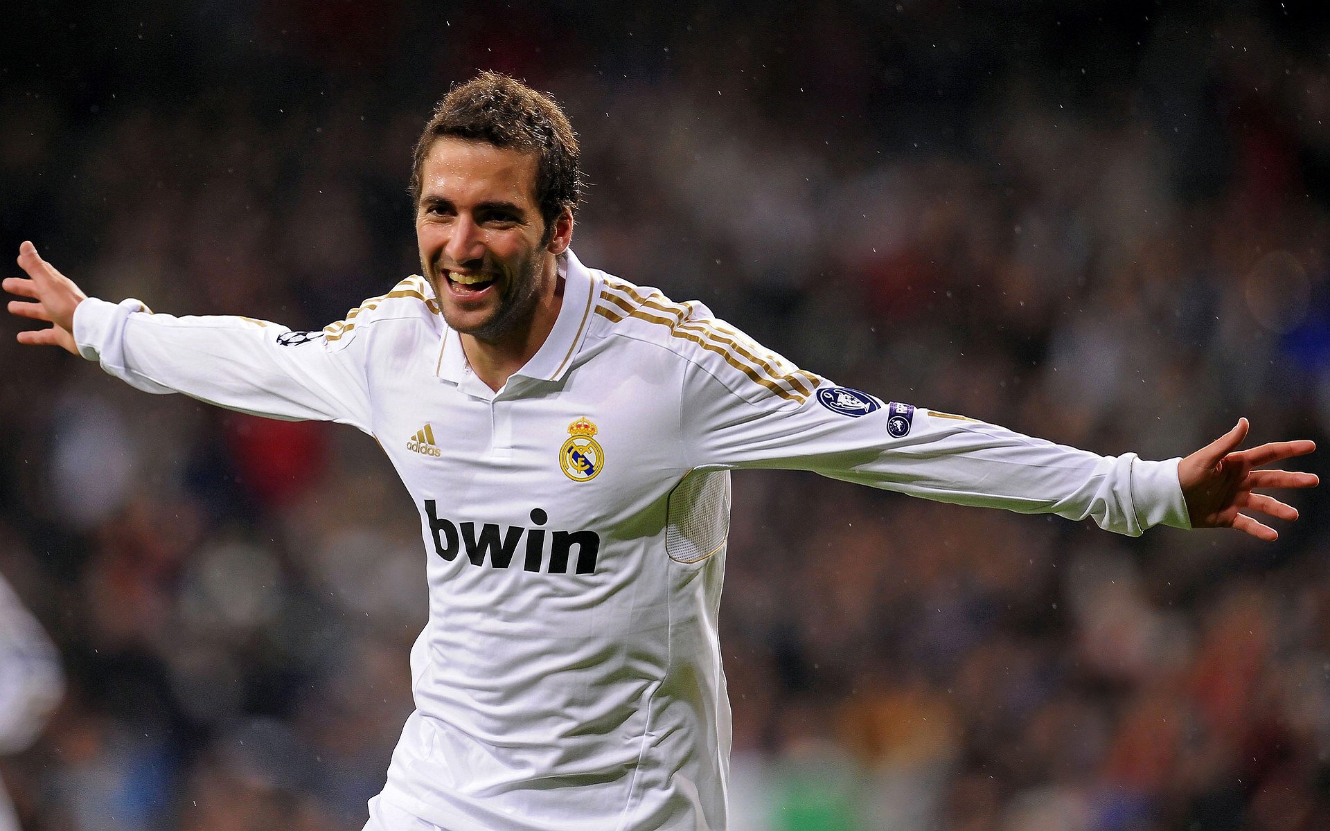 比利时骑手拉里萨·保利斯在2024年巴黎奥运会盛装舞步比赛中以“Luna”马匹获得第七名，展现出色表现。